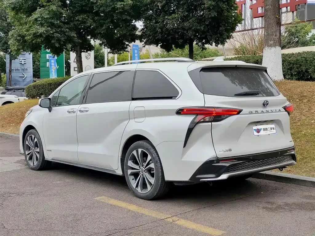 Toyota Granvia 2023 из CN, фото 9