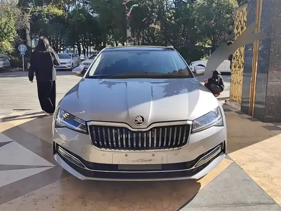 Skoda Superb — фото 8