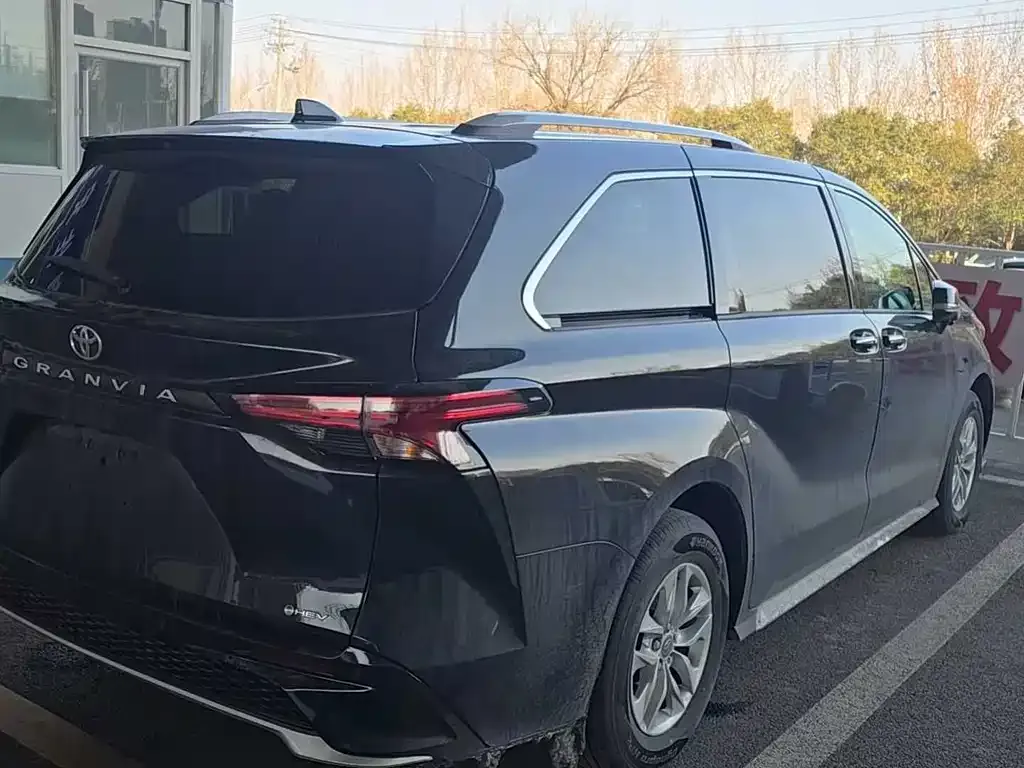 Toyota Granvia — фото 7