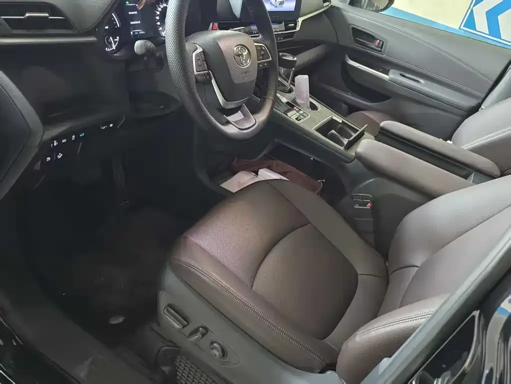 Toyota Granvia — фото 6