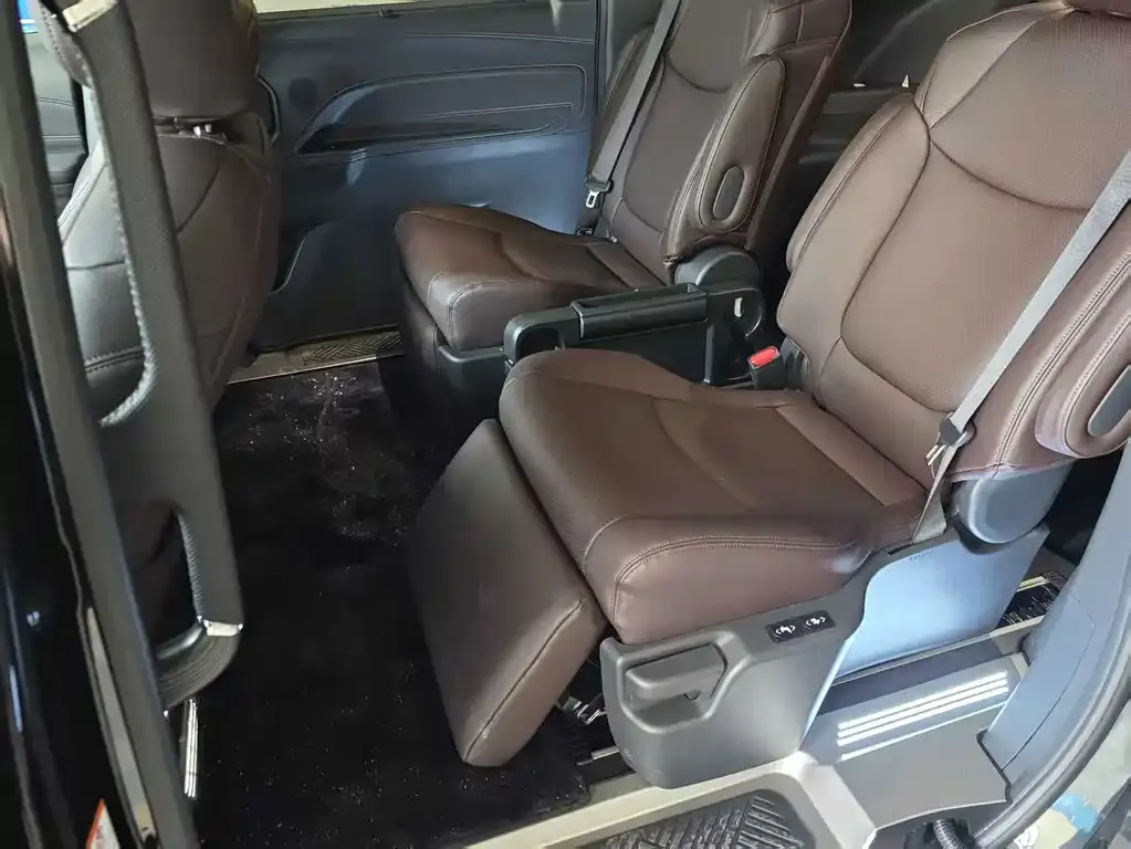 Toyota Granvia — фото 9