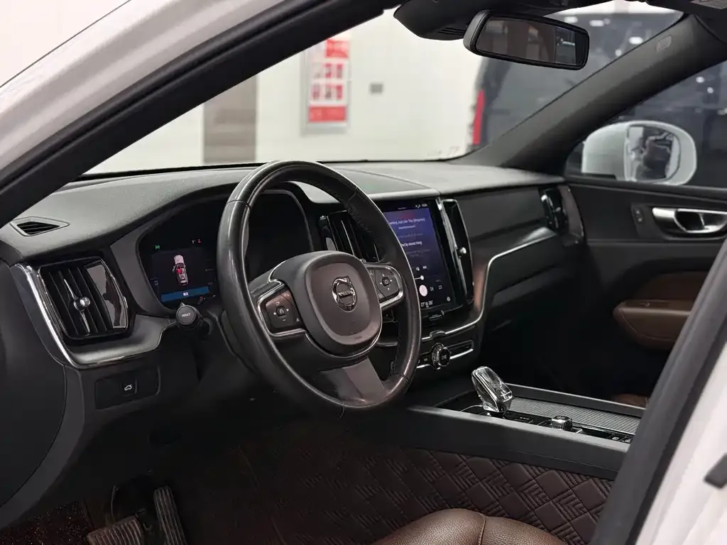 Volvo XC60 2023 из CN, фото 8