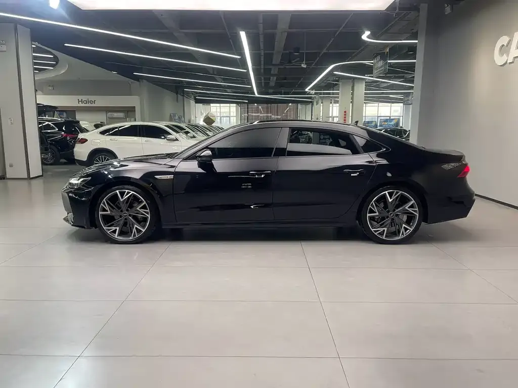 Audi A7L 2024 из CN, фото 9
