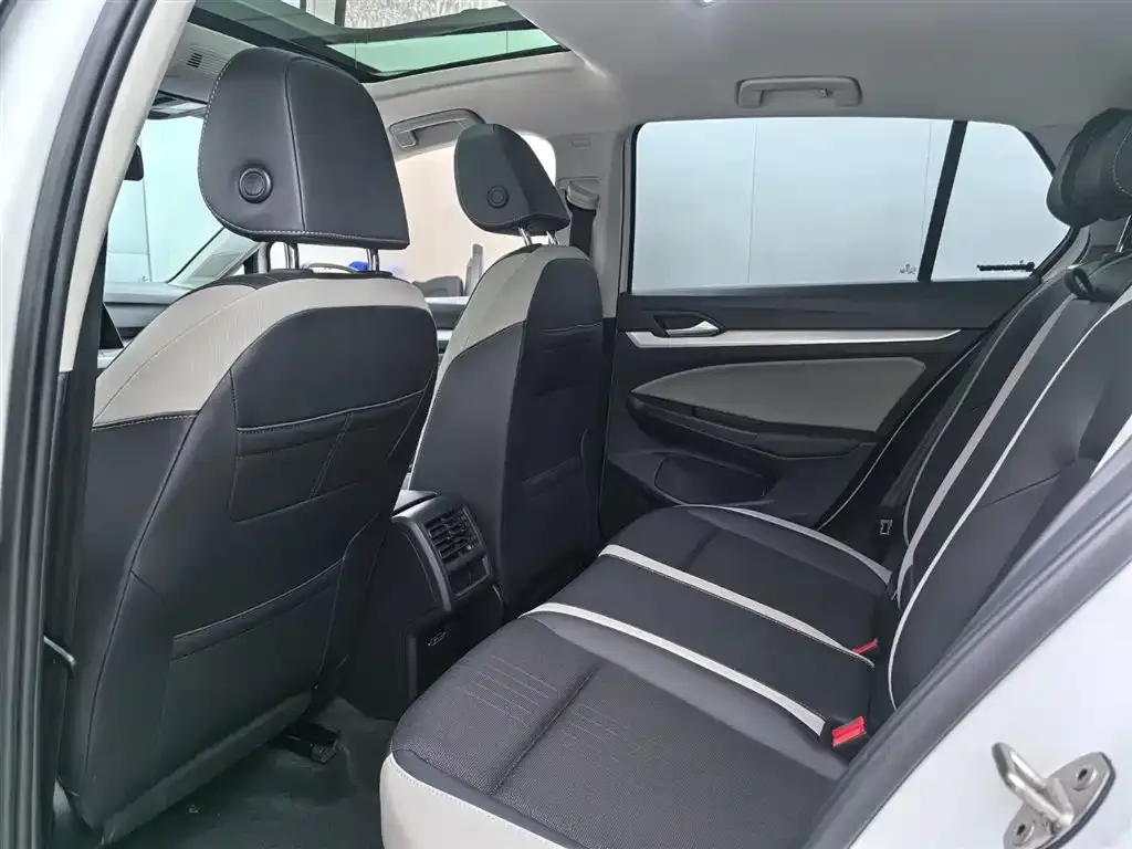 Volkswagen Golf 2024 из CN, фото 7