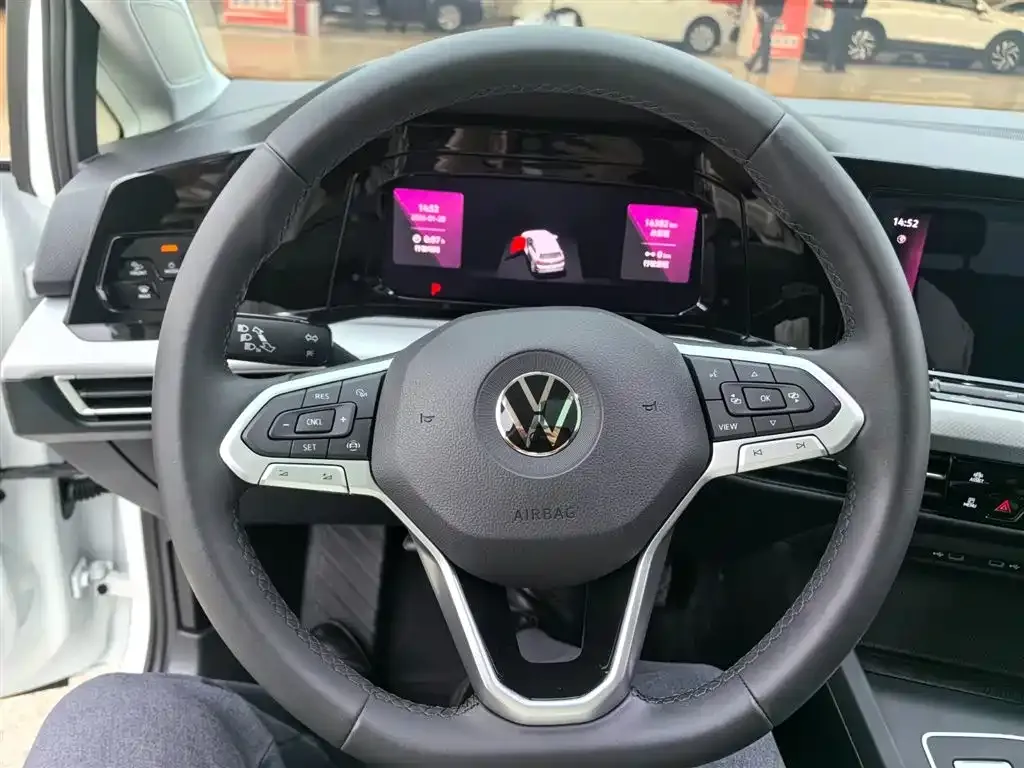 Volkswagen Golf 2024 из CN, фото 2