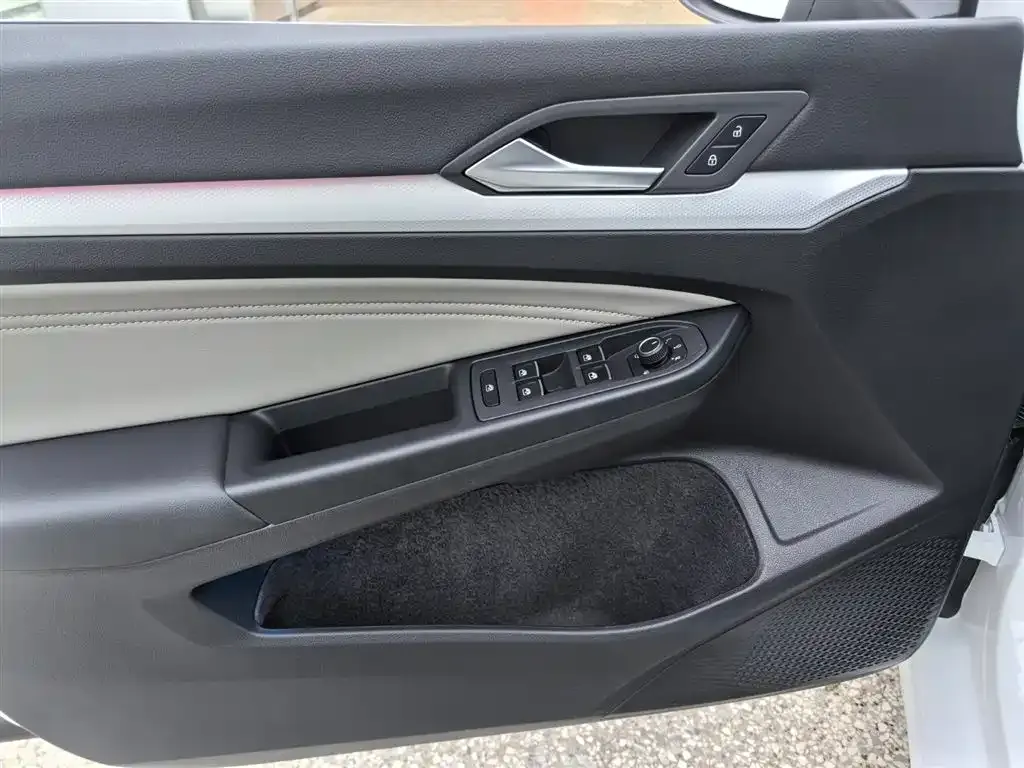 Volkswagen Golf 2024 из CN, фото 10