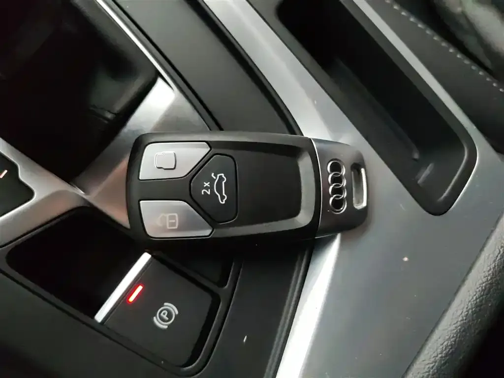 Audi A4L 2023 из CN, фото 4