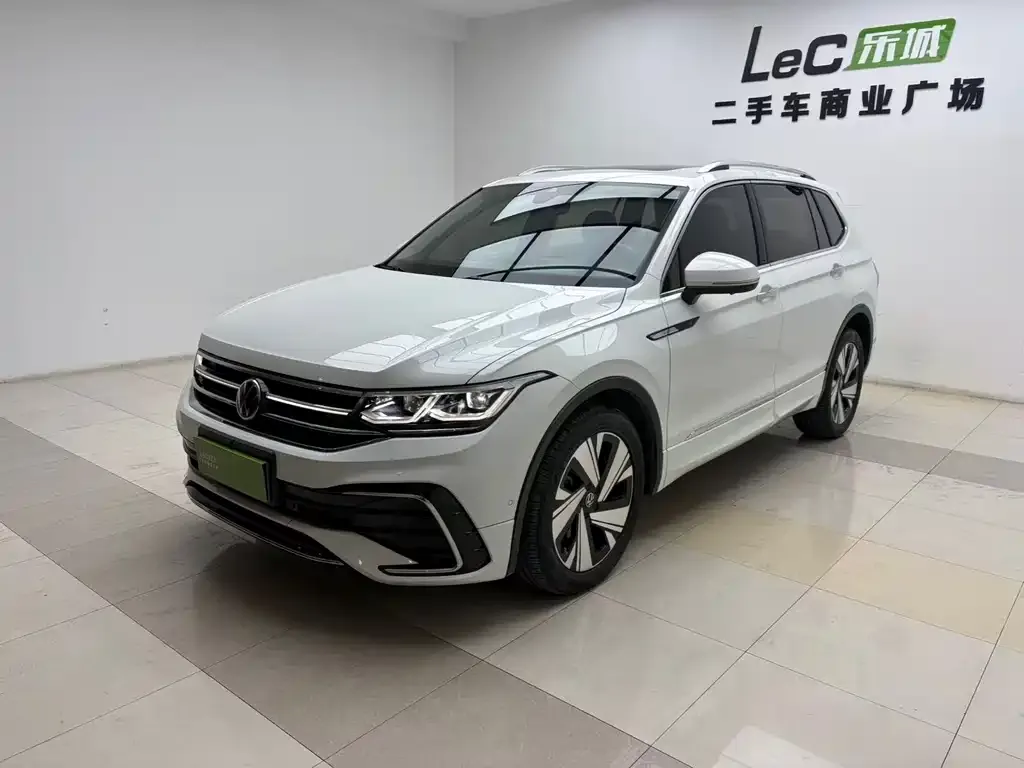 Volkswagen Tiguan L — фото 1