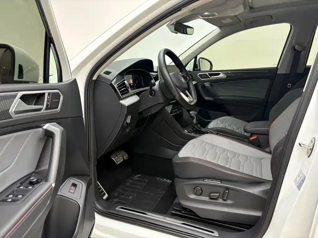 Volkswagen Tiguan L — фото 10