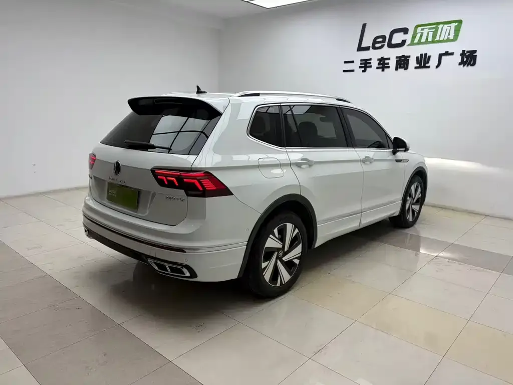 Volkswagen Tiguan L — фото 3