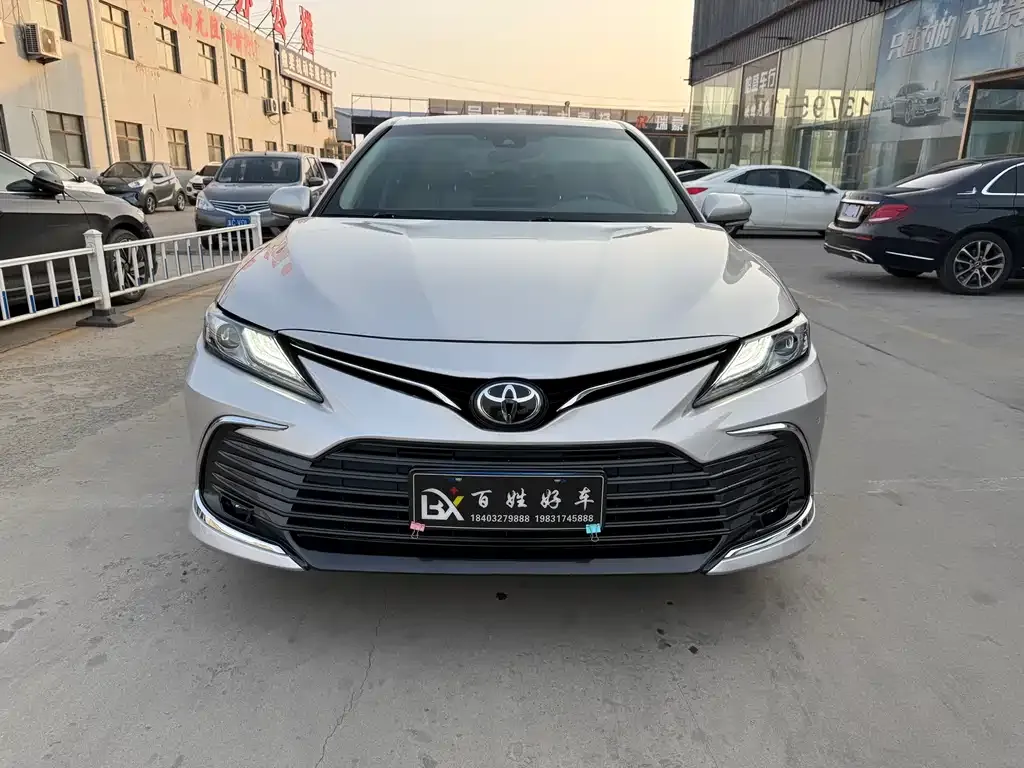 Toyota Camry — фото 1