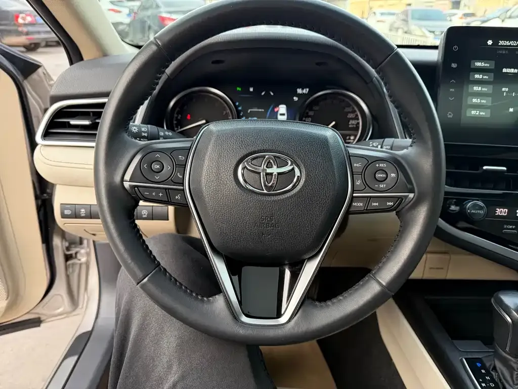 Toyota Camry — фото 10