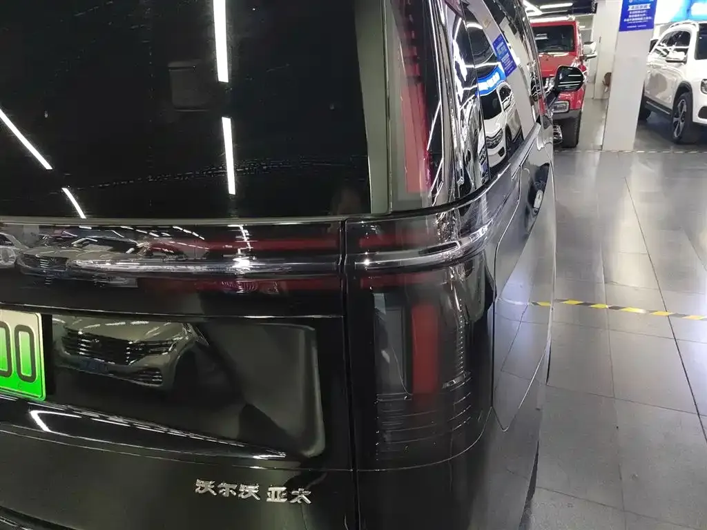 Volvo EM90 2024 из CN, фото 9
