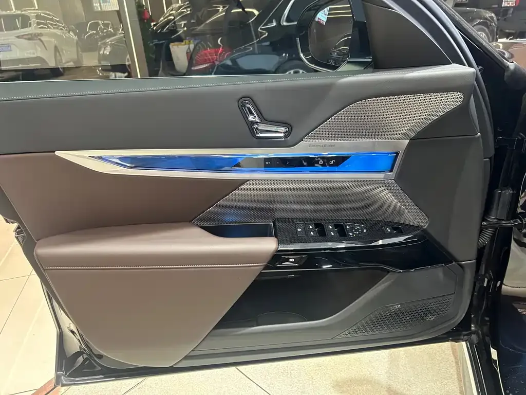 BMW 7 Series — фото 10