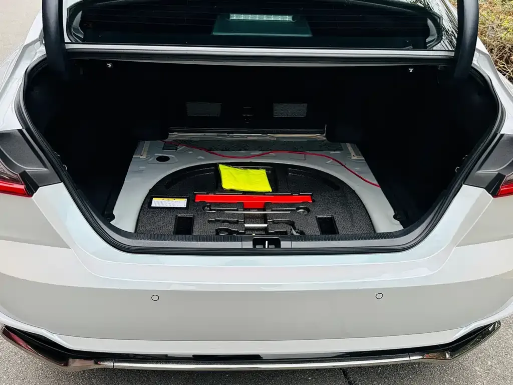 Toyota Camry 2024 из CN, фото 2