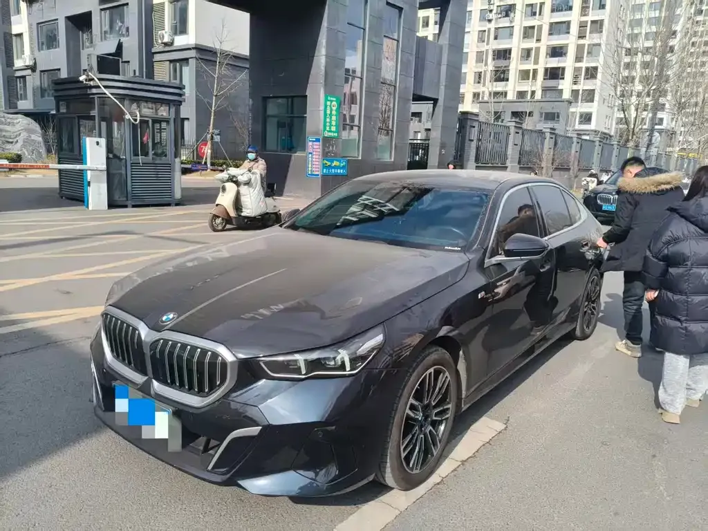BMW 5 Series — фото 1