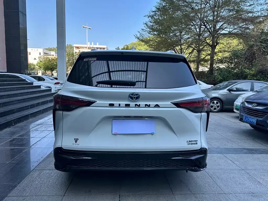 Toyota Sienna — фото 3