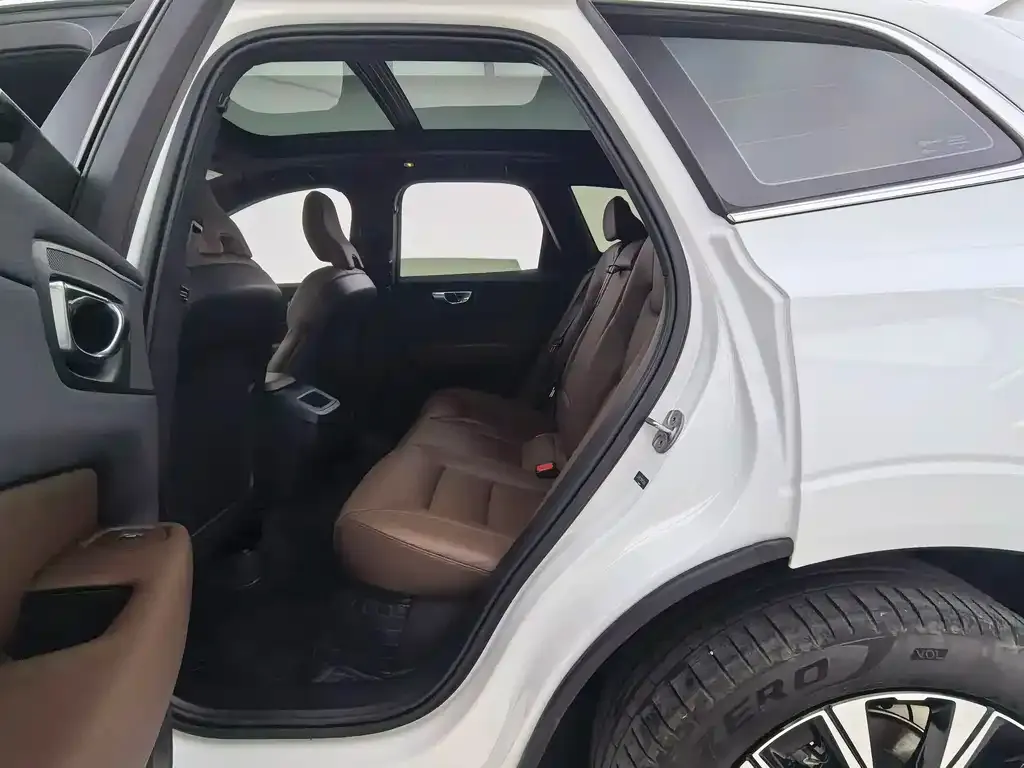 Volvo XC60 2023 из CN, фото 4