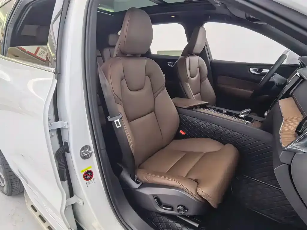 Volvo XC60 2023 из CN, фото 10