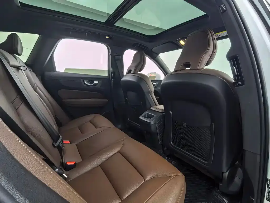 Volvo XC60 2023 из CN, фото 2