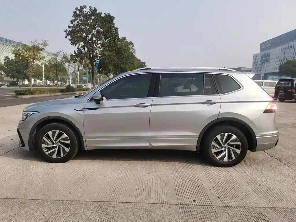 Volkswagen Tiguan L New Energy — фото 5
