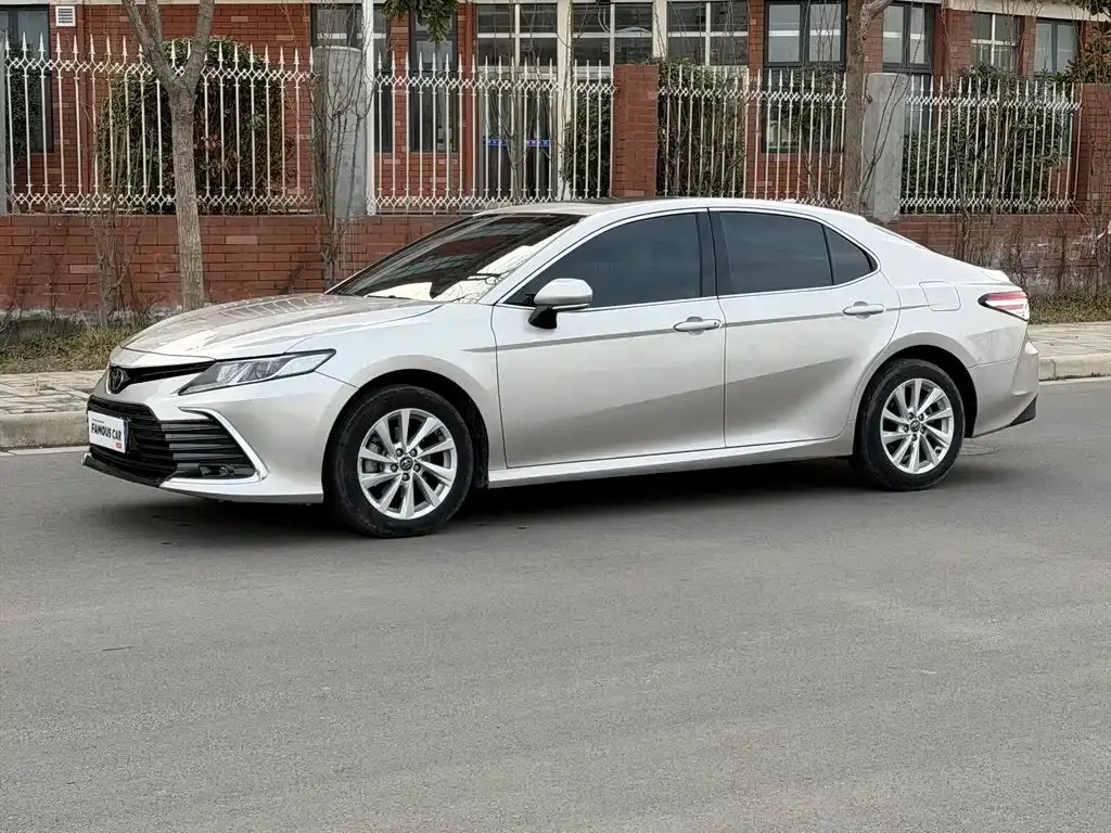 Toyota Camry — фото 1