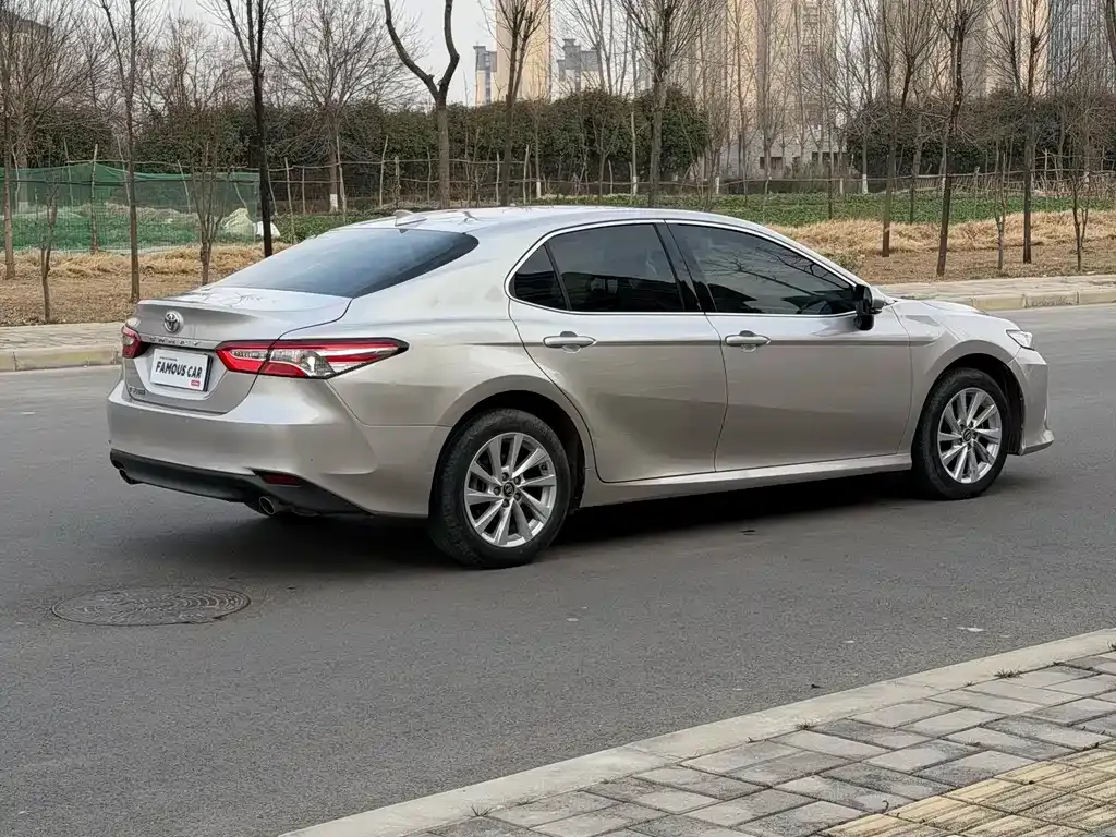 Toyota Camry — фото 10