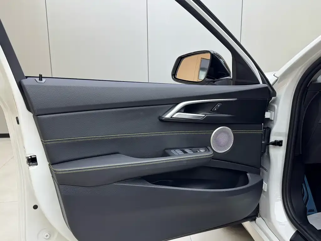 BMW 1 Series 2024 из CN, фото 4
