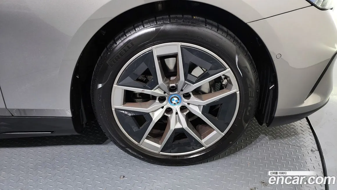 BMW 5-Series 2025 из KR, фото 8