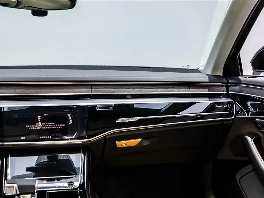 Audi A8 — фото 1