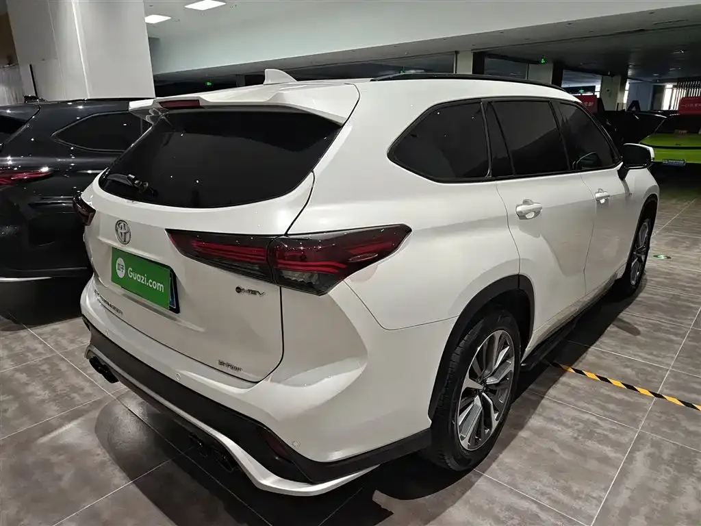 Toyota Crown Kluger 2024 из CN, фото 6