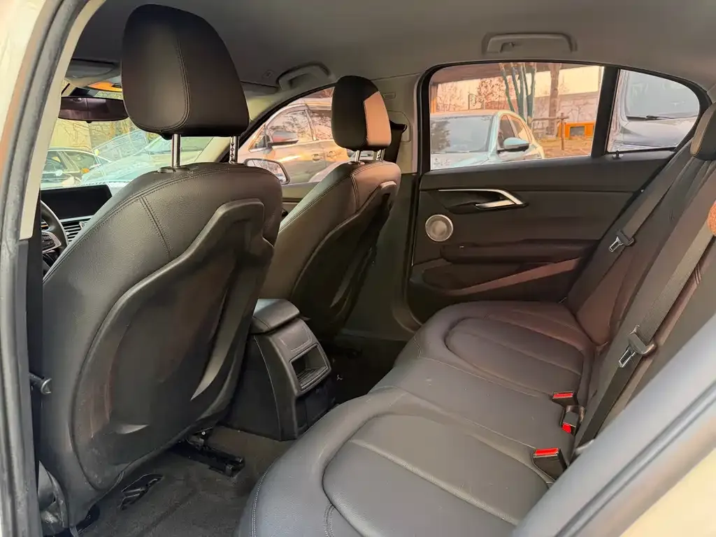 BMW 1 Series 2021 из CN, фото 2