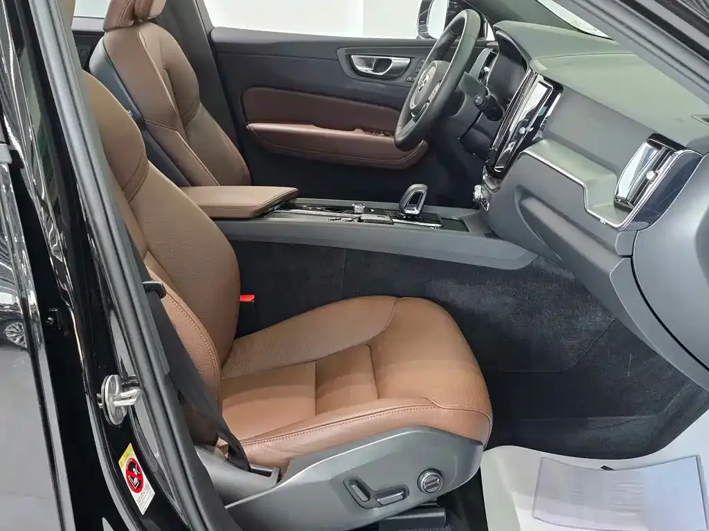 Volvo XC60 2023 из CN, фото 4
