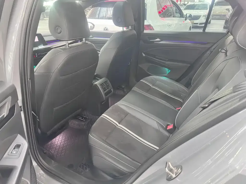 Volkswagen Golf 2024 из CN, фото 7