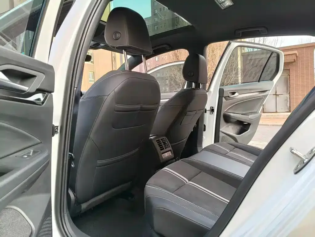 Volkswagen Golf 2023 из CN, фото 3