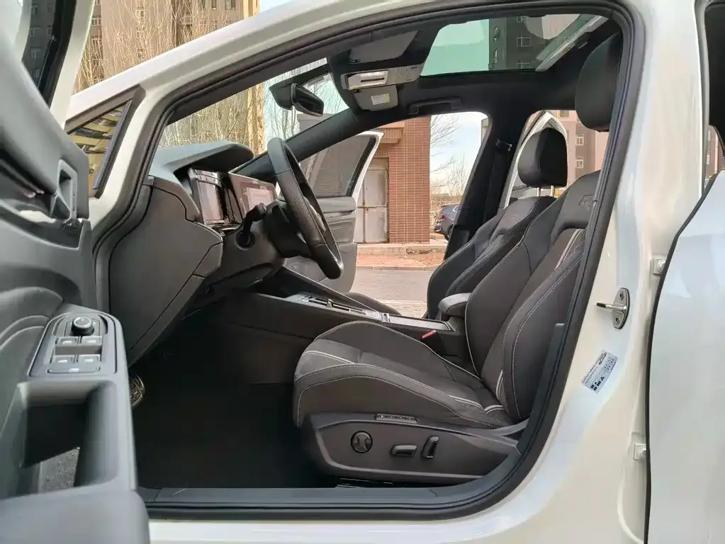 Volkswagen Golf 2023 из CN, фото 10