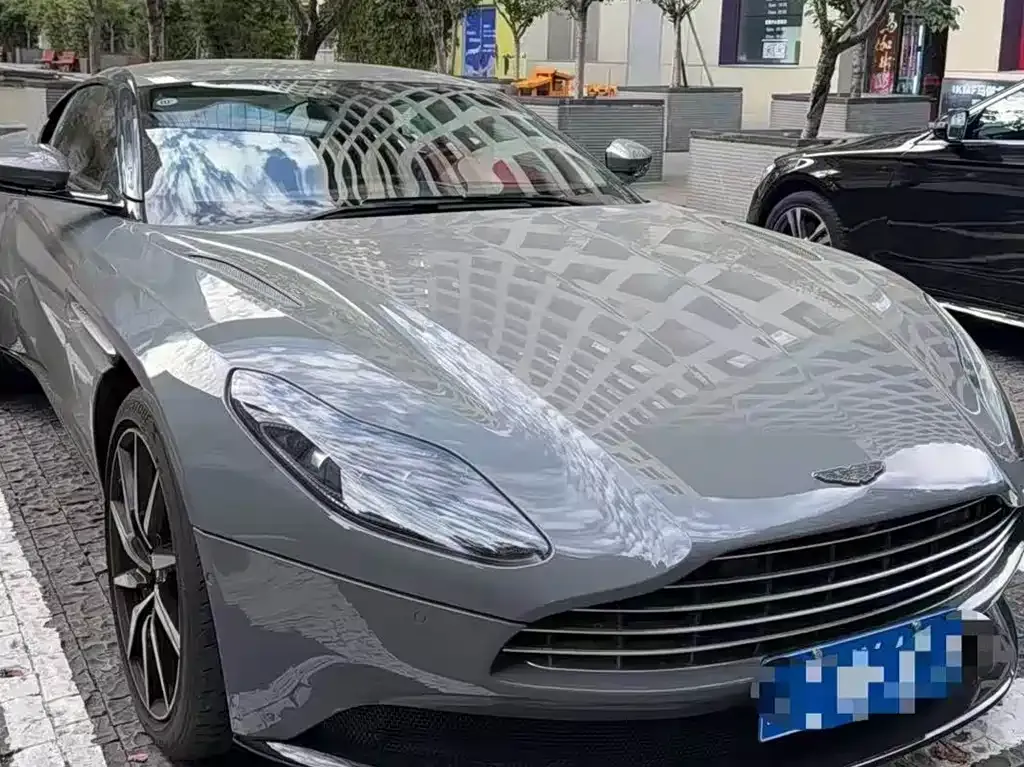 Aston Martin DB11 — фото 1