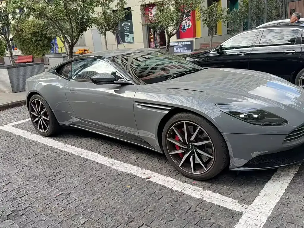 Aston Martin DB11 — фото 3