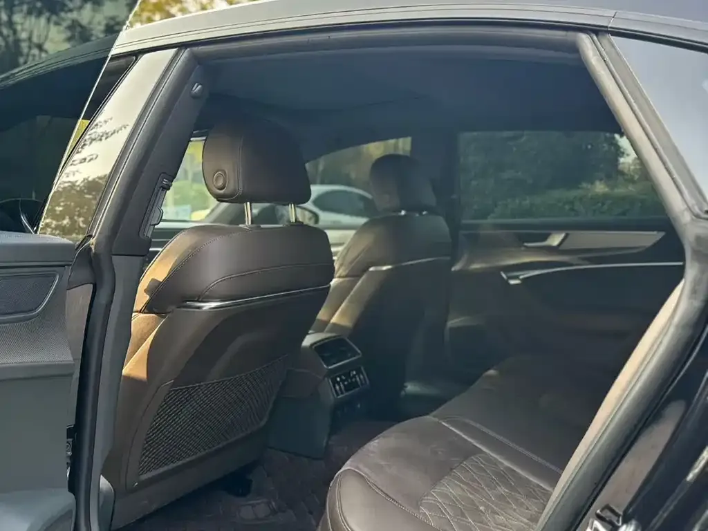 Audi A7L 2023 из CN, фото 4