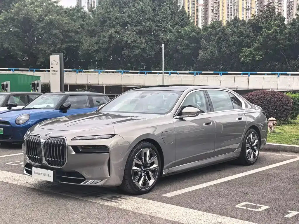 BMW i7 — фото 1