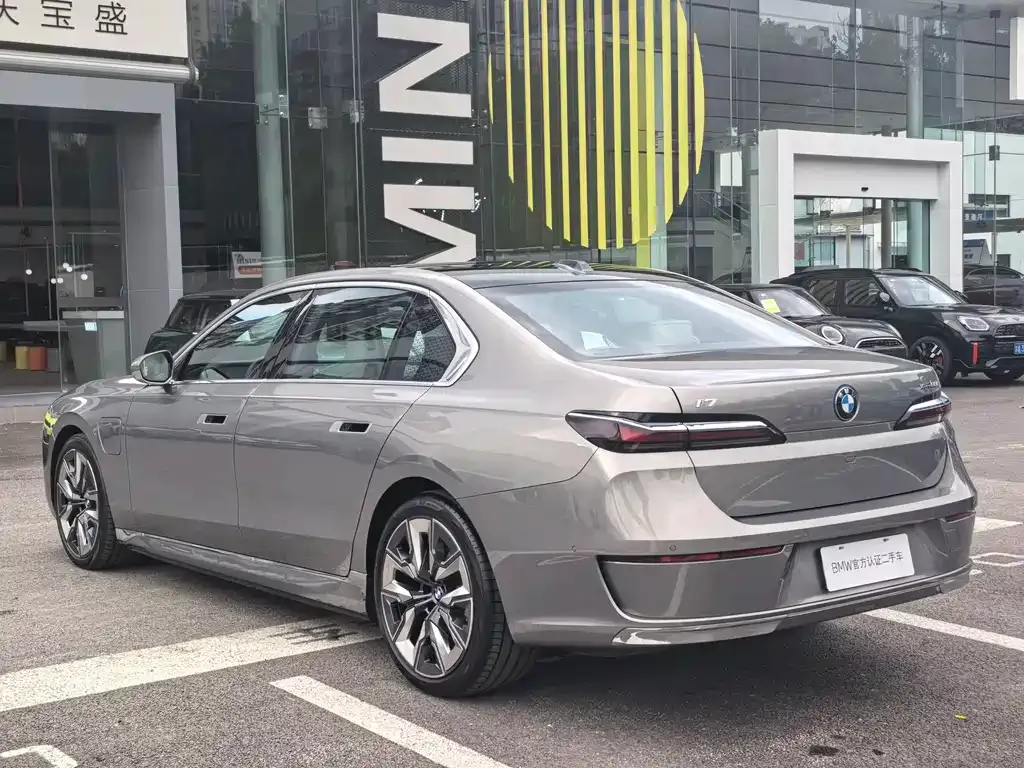 BMW i7 — фото 8