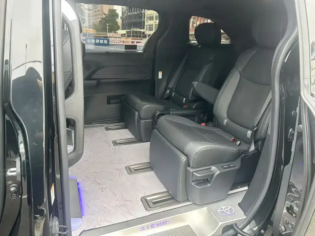 Toyota Sienna 2024 из CN, фото 2