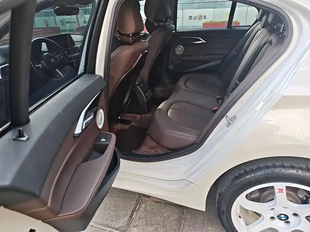 BMW 1 Series 2023 из CN, фото 9