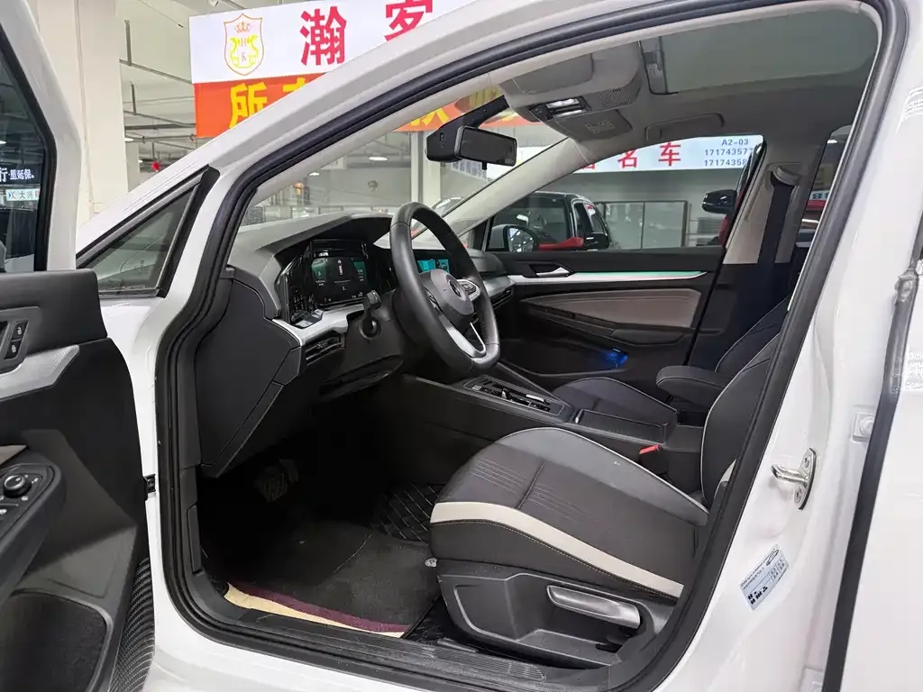 Volkswagen Golf 2024 из CN, фото 8
