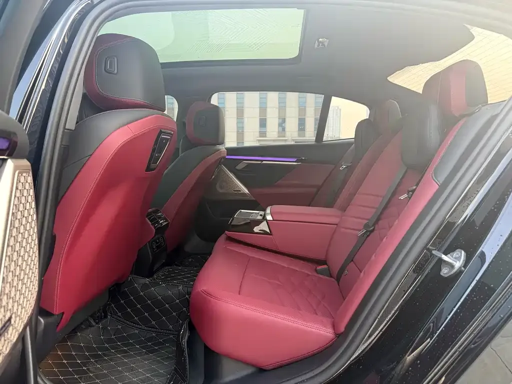BMW 5 Series 2025 из CN, фото 9