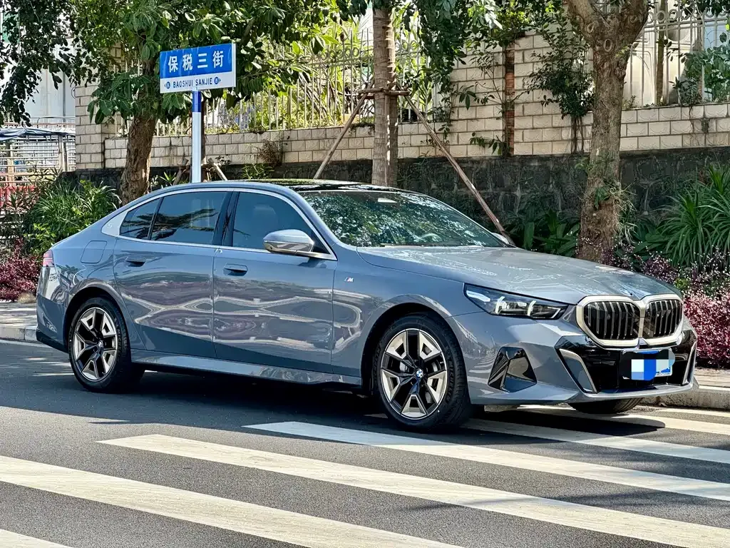 BMW 5 Series 2024 из CN, фото 9