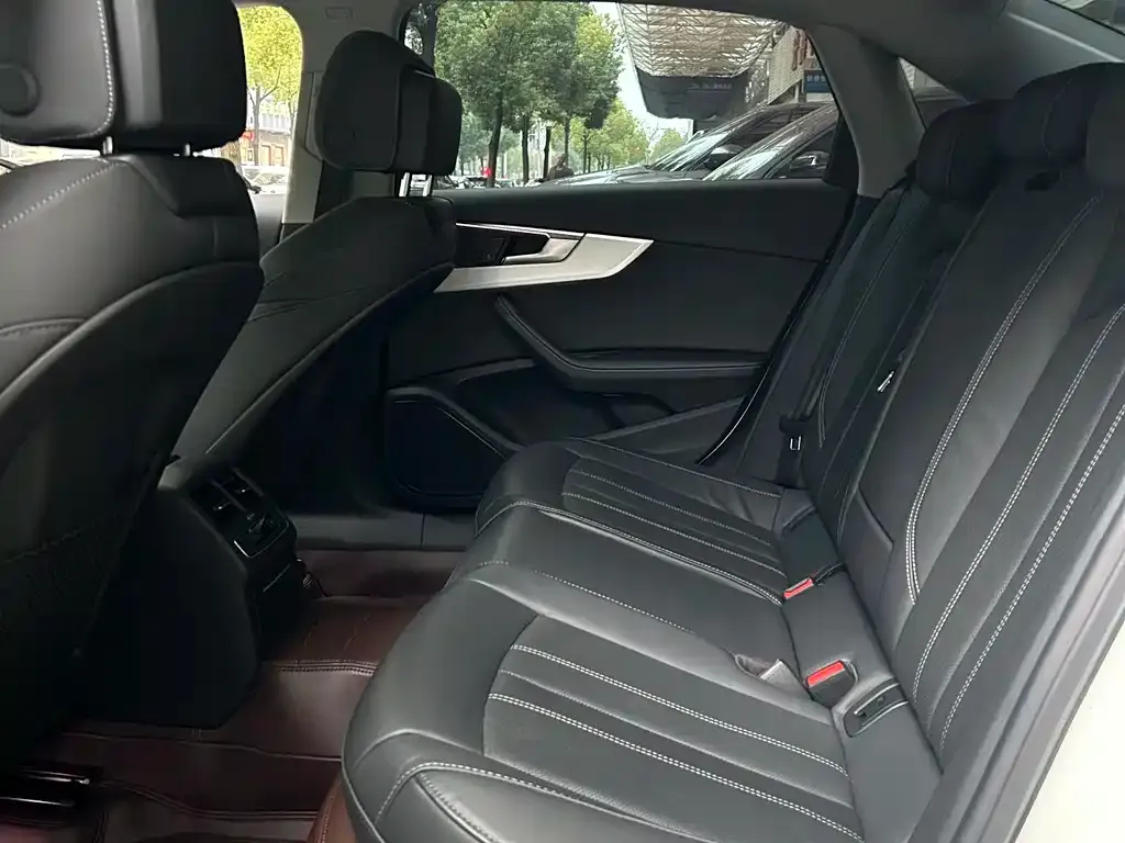 Audi A4L 2022 из CN, фото 4