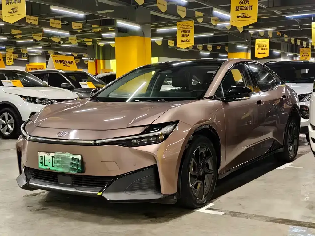 Toyota bZ3 2023 из CN, фото 1