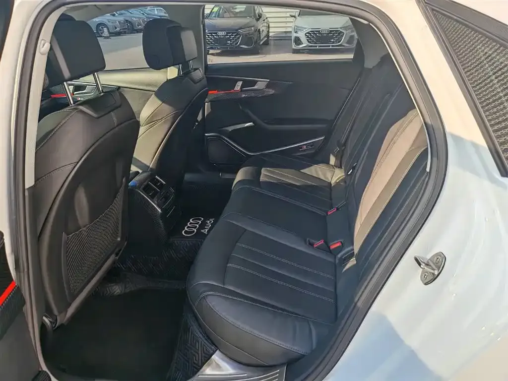 Audi A4L 2021 из CN, фото 2