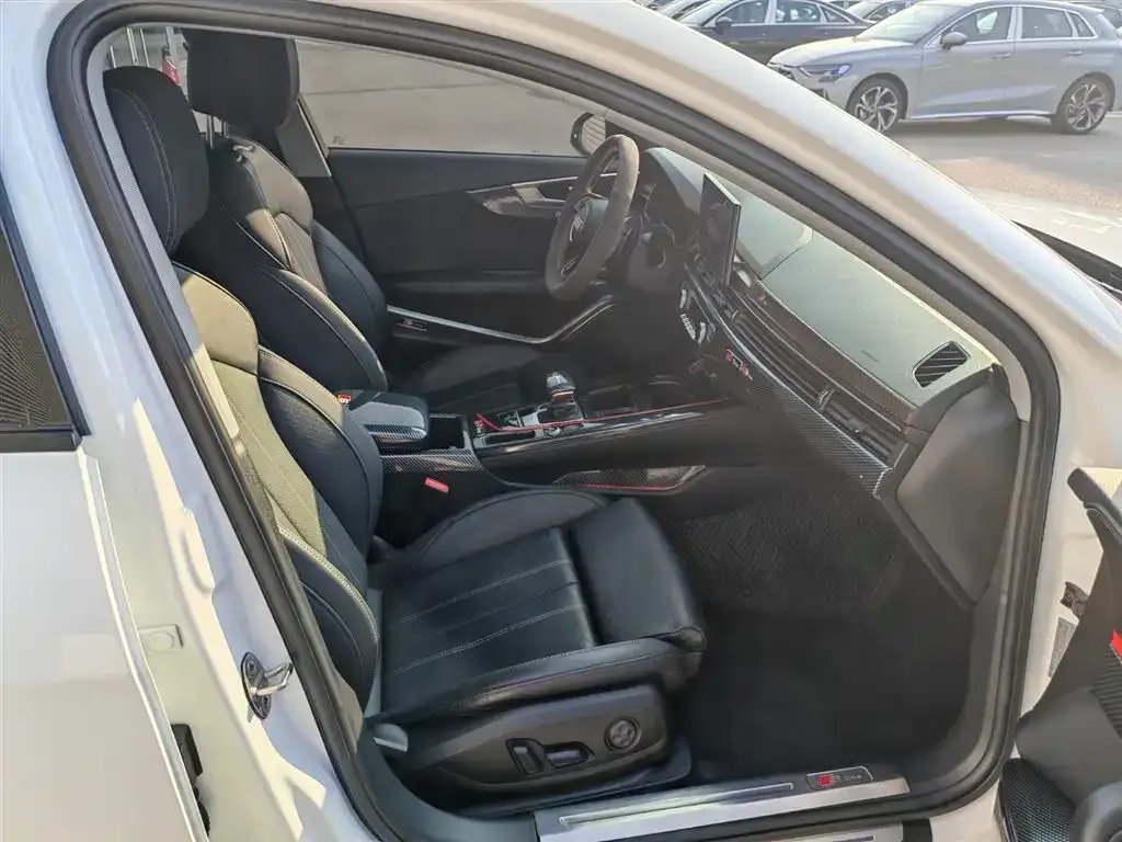 Audi A4L 2021 из CN, фото 9